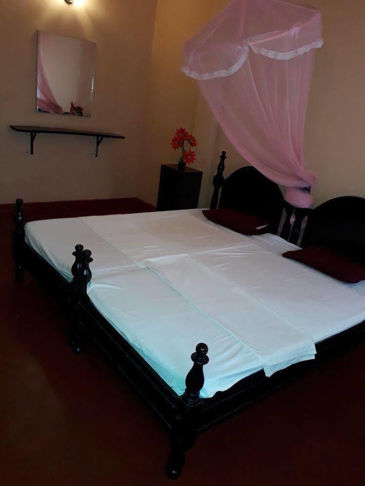 Shahira Hotel 닐라벨리 외부 사진